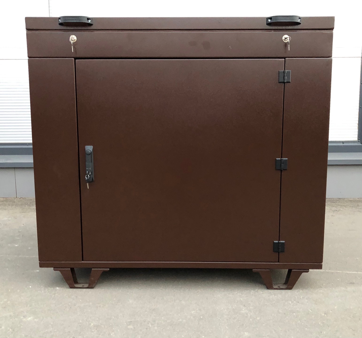 Бензиновый генератор Pramac S8000 в мини-контейнере